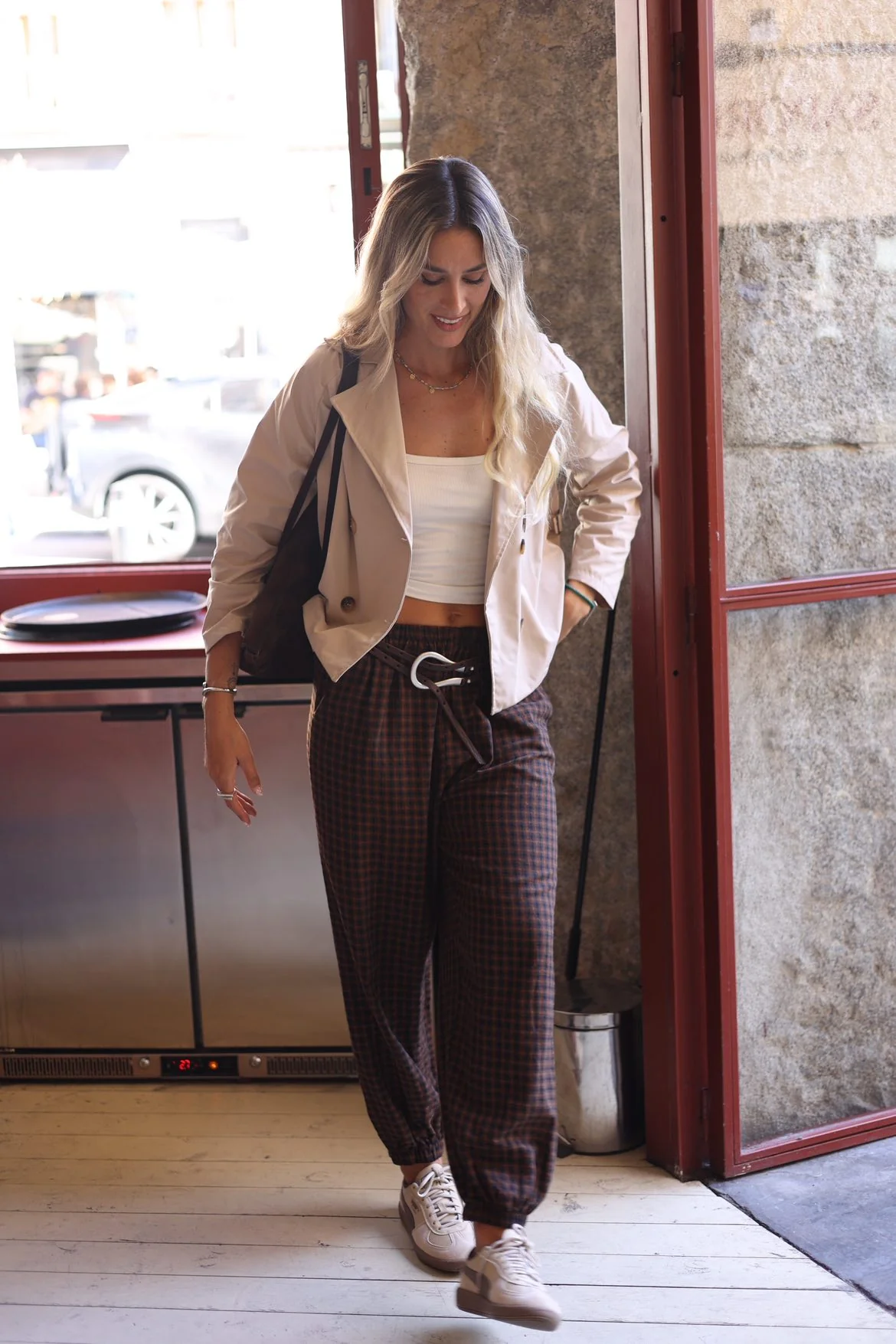 Trench corta beige - Imagen 7
