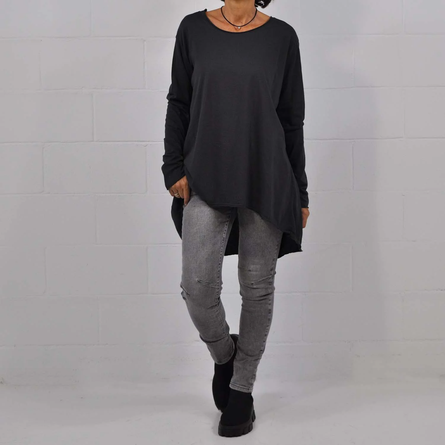 Camiseta básica asimétrica gris - Imagen 3